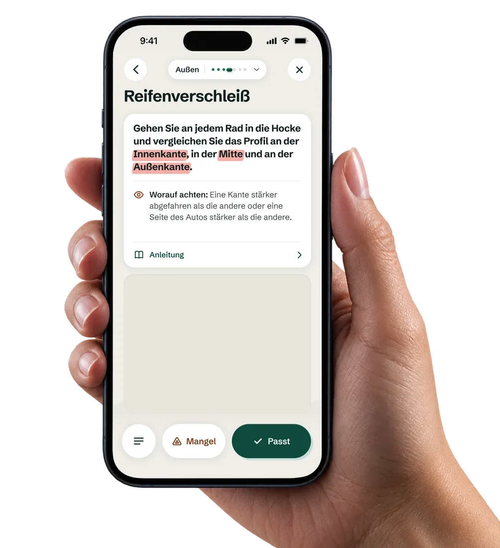 Die PreBuyPilot-App auf einem iPhone: der Prüfpunkt Reifenverschleiß mit dem Handgriff und den Knöpfen Mangel und Passt.